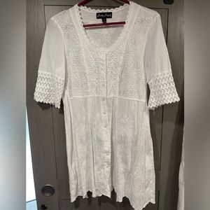 Gretty. White long too or mini dress.